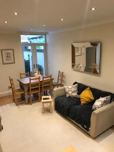 En sittgrupp på Stylish & spacious 3 bed Victorian house sleeps up to 7 - near O2, Museums, Excel, Mazehill station 12 mins direct into London Bridge