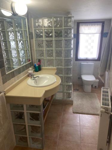 a bathroom with a sink and a toilet at Casa A Illa de Arousa in Isla de Arosa