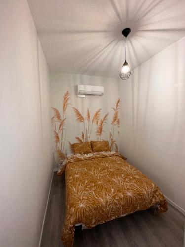 une chambre avec un lit dans une pièce blanche dans l'établissement Charmant 2 Pièces, à Antibes