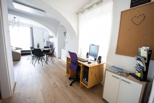 una oficina con escritorio y ordenador en una habitación en Apartment MaRI&BoR, en Maribor