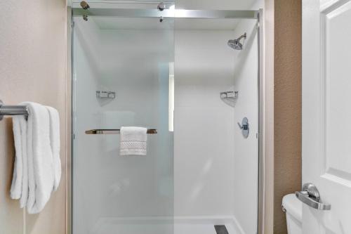 y baño con ducha y puerta de cristal. en Springhill Suites Jacksonville, en Jacksonville