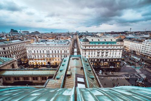 een uitzicht op de stad vanaf de top van een gebouw bij Hotel Bristol, a Luxury Collection Hotel, Vienna in Wenen
