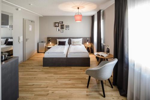 a bedroom with a bed and a desk and a chair at Bold Hotel Frankfurt Messe in Frankfurt/Main