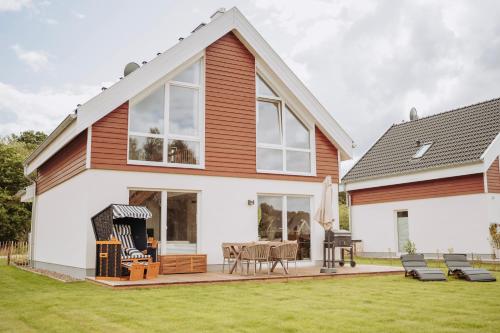 une maison avec une terrasse et une pelouse dans l'établissement ViLLA WASSERSTADT, à Nordhorn