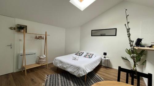 une chambre avec un lit et une table dedans dans l'établissement De sauge et d'osier, à Nevers