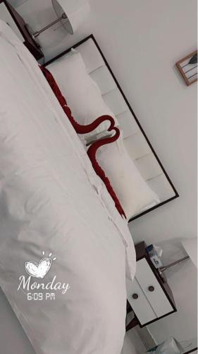 a bedroom with a bed with a red snake on it at منتجع اووه يامال البحري في الخيران OOh Yaa Mal in Al Khīrān