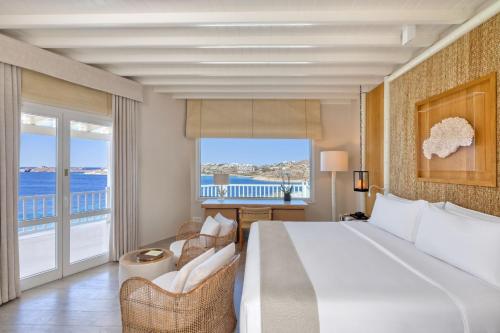 Habitación de hotel con cama y vistas al océano en Santa Marina, A Luxury Collection Resort, Mykonos en Ornos
