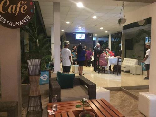 un groupe de personnes debout dans un hall dans l'établissement Hotel El Cafetalero, à Satipo