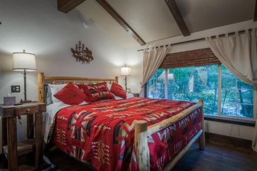 1 dormitorio con cama y ventana grande en Cozy Bird house w Big screen!, en Mount Hood Village