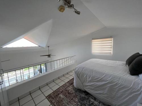 Habitación blanca con cama y ventana en Upscale 2bdrm Condo In La Jolla, en San José del Cabo