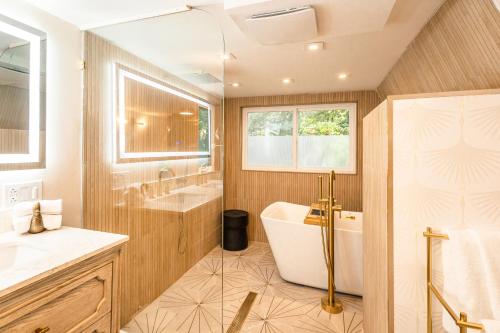 ein Badezimmer mit einer Badewanne, einem Waschbecken und einer Badewanne in der Unterkunft THE SHORELINE CABIN in Kodiak