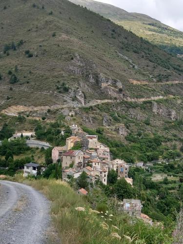 un village sur le flanc d'une montagne dans l'établissement GITES DE PIERLAS, à Pierlas