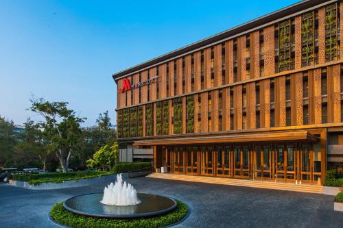 ein Gebäude mit einem Brunnen davor in der Unterkunft Hua Hin Marriott Resort and Spa in Hua Hin