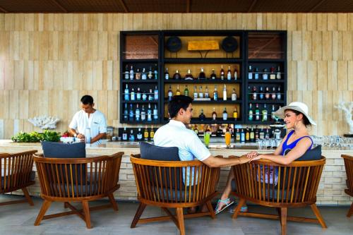 - un couple assis à un bar en train de serrer les mains dans l'établissement Hua Hin Marriott Resort and Spa, à Hua Hin