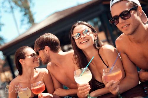 a group of people in bathing suits with drinks at Apartamento Enseada Náutico Caldas Novas - GO in Caldas Novas