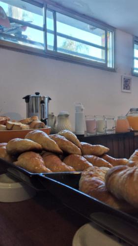 Ein Stapel Bagels lag auf einem Tisch in der Unterkunft Che Neco in Necochea