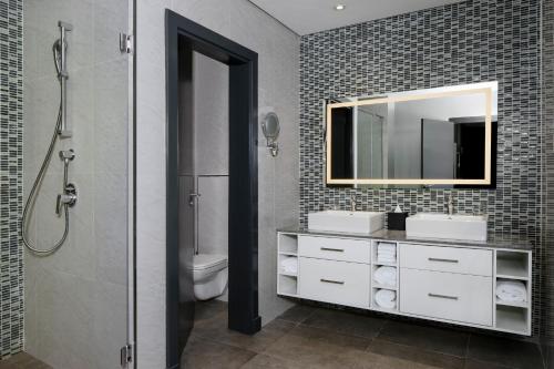 吉佳利的住宿－Four Points by Sheraton Kigali，一间带水槽和镜子的浴室