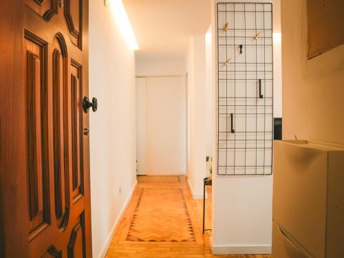 korytarz z drzwiami i drewnianą podłogą w obiekcie Apartejo River Tagus View w mieście Póvoa de Santa Iria