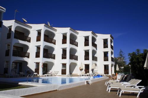 un gran edificio blanco con piscina en Apartamentos Tivoli, en Playa del Inglés