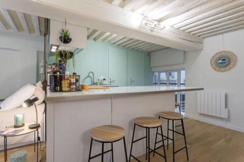 - une cuisine avec tabourets de bar et comptoir dans l'établissement Elegant loft - 4 people - Place Sathonay, à Lyon