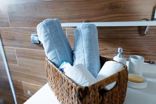a basket of towels sitting on a counter in a bathroom at Flats de 1 e 2 dorm a 50m da Praia Maresias - Cond Lazer Completo in Maresias