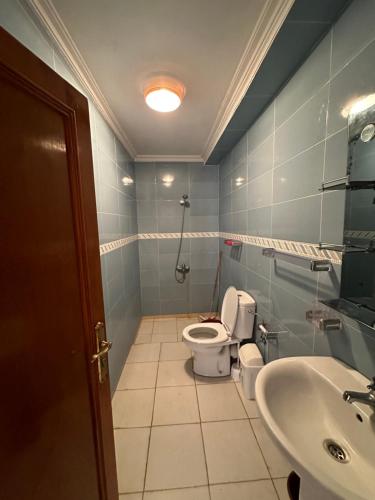 y baño con aseo y lavamanos. en Rafi Apartments al Hoceima, en Alhucemas