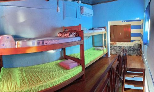 um quarto com três beliches num quarto em Hosteria NAMAJU em Puerto Iguazú