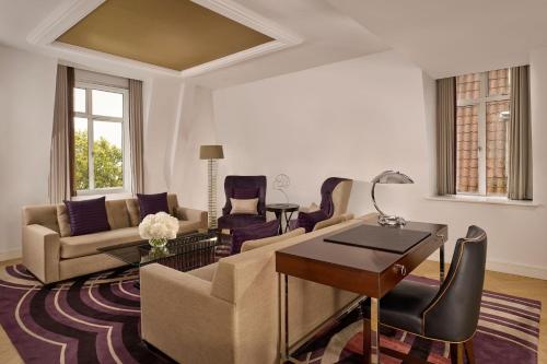 One-Bedroom King Suite with Park View - Club Lounge Access