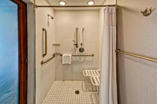 y baño con ducha y cortina de ducha. en SpringHill Suites by Marriott Oklahoma City Moore, en Moore