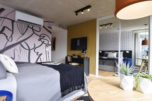 um quarto com uma cama e um quarto com uma mesa em Vistas Panorámicas al Parque em Montevidéu