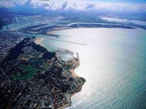 una vista aérea de una ciudad junto a un cuerpo de agua en Apartamento en el centro 3 plazas con Aire Acondicionado Estancia minima 3 noches, en El Puerto de Santa María