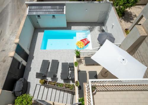 una vista sul soffitto di un patio con piscina e mobili da giardino di Scirocco Holiday House DIAMANTE a Rosolini