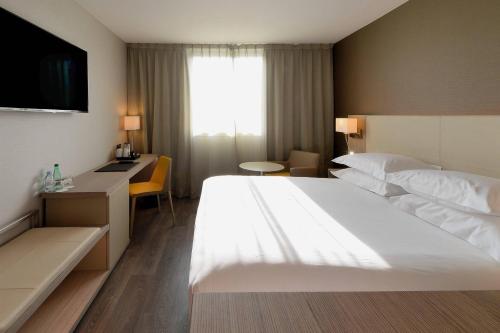 Un ou plusieurs lits dans un hébergement de l'établissement AC Hotel by Marriott Marseille Prado Vélodrome