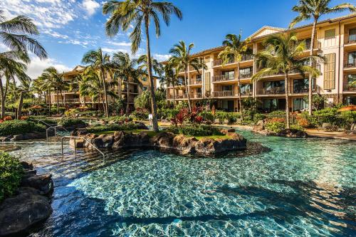 uma piscina em frente a um resort com palmeiras em Koloa Landing Resort at Po'ipu, Autograph Collection em Koloa