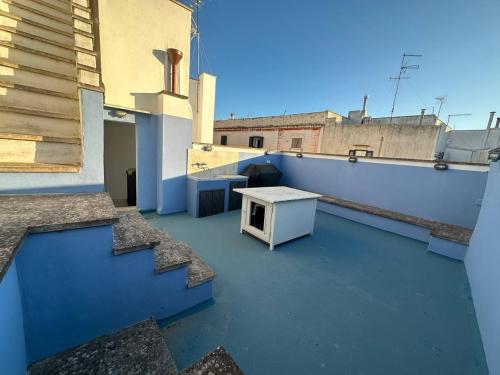 a white table on the roof of a building at Casa Vacanze Gallipoli in Gallipoli