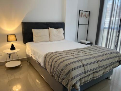 - une chambre avec un lit, une lampe et une fenêtre dans l'établissement DEPARTAMENTO EN CIPRESES, à Urbanizacion Buenos Aires