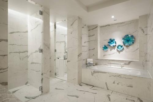 La salle de bains est pourvue d'une baignoire, d'un lavabo et d'une douche. dans l'établissement JW Marriott Hotel Nara, à Nara
