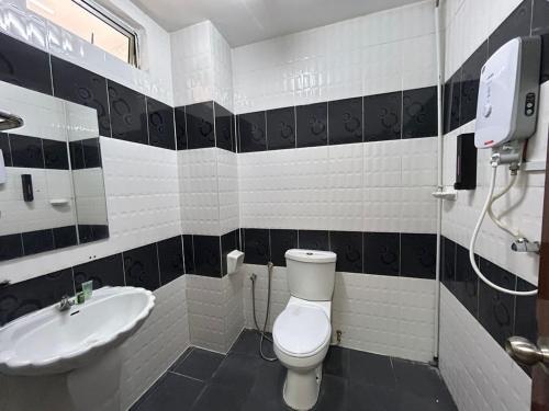 La salle de bains est pourvue de toilettes et d'un lavabo. dans l'établissement Rhu Dormitory, à Tanjung Rhu