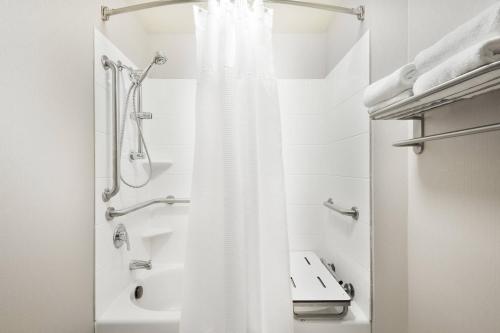 La salle de bains est pourvue d'une douche avec rideau de douche blanc. dans l'établissement SpringHill Suites by Marriott Wheeling Triadelphia Area, à Wheeling