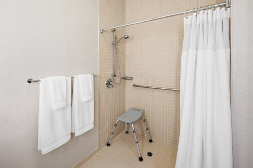 una doccia con tenda e sgabello in bagno di SpringHill Suites Tempe at Arizona Mills Mall a Tempe