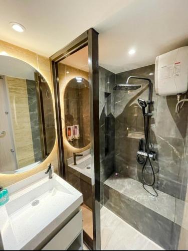 ein Bad mit einer Dusche und einem Waschbecken in der Unterkunft Apartement M-Town Avery Type Studio Gading Serpong Tangerang by HokiHome in Tangerang
