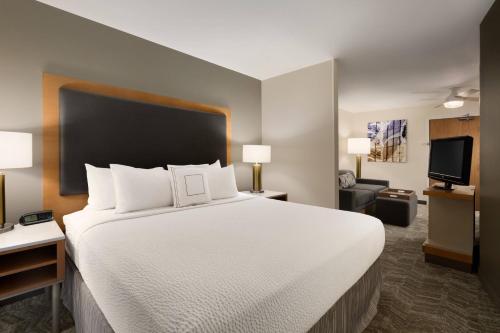 - un grand lit blanc dans une chambre d'hôtel dans l'établissement SpringHill Suites Phoenix North, à Phoenix