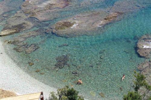 una vista aérea de un cuerpo de agua con rocas en Studio moderne avec vue mer - Pietranera - Proche Bastia, en Pietranera