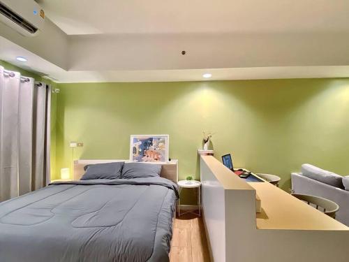 曼谷的住宿－Baan Nonzee Condo Kingsize bed Big room in Sathorn，一间卧室配有一张床和一张带笔记本电脑的书桌