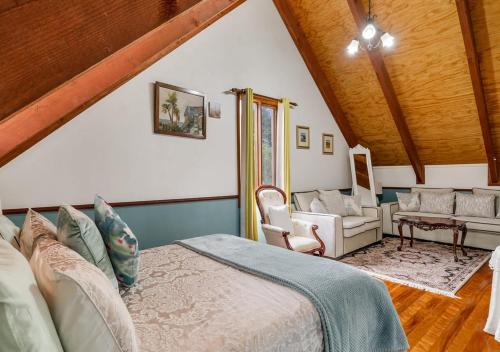 ein Schlafzimmer mit einem Bett und ein Wohnzimmer in der Unterkunft Blue Country Lodge in Katoomba