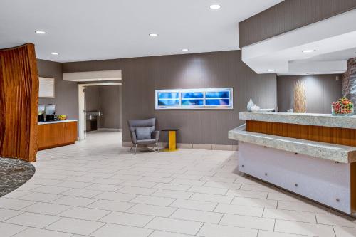 un hall d'un hôpital avec une chaise et un bureau dans l'établissement SpringHill Suites San Diego Rancho Bernardo/Scripps Poway, à Poway