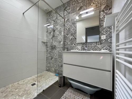 Koupelna v ubytování Maison 4 couchages à Saint-Georges-d'Oléron avec jardin et terrasse - FR-1-246A-267