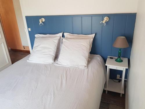 Ένα ή περισσότερα κρεβάτια σε δωμάτιο στο Gîte paisible avec vue sur montagnes bourbonnaises, animaux acceptés - FR-1-489-470