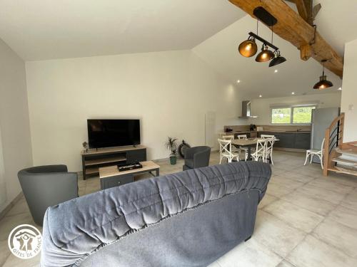 a living room with a couch and a tv at Maison confortable 6 pers. - 20km de La Faute sur Mer - 67km Puy du Fou - Terrasse et Proximité Routes - FR-1-426-534 in Les Magnils-Reigniers