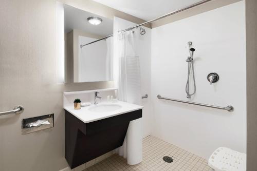 リッチモンドにあるSpringHill Suites by Marriott Richmond North/Glen Allenの洗面台とシャワー付きの白いバスルーム